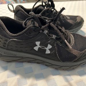 Under armour women’s sneaker size 6